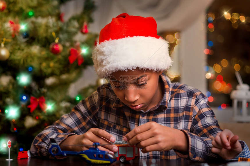 男孩玩圣诞礼物黑人孩子在圣诞节玩耍尝试一下我喜图片