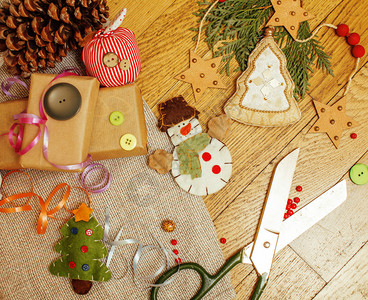 手工制作的圣诞礼物与玩具蜡烛冷杉丝带树锥木复古明图片
