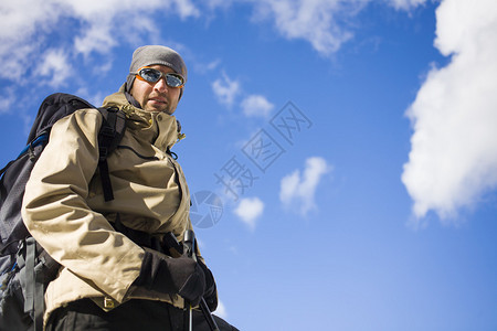 冒险的人徒步荒野山用背包户外生活方图片