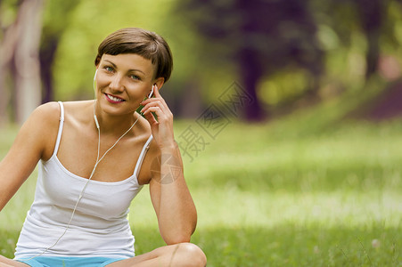 放松的女人听音乐微笑图片