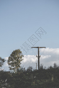 夏季农村的电压铁塔图片