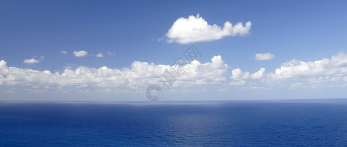 蓝天白云的美丽背景图片