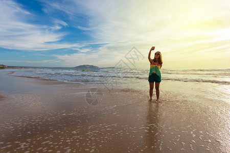 女旅行者享受在沙滩上拍自照片图片