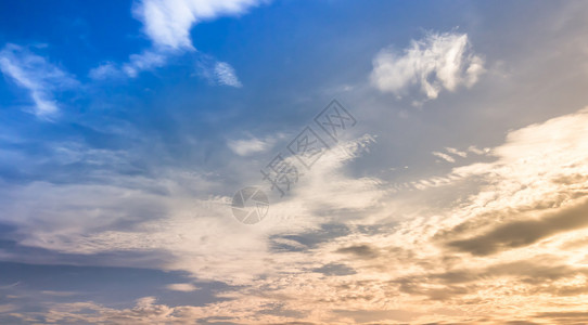 夕阳的天空和云图片