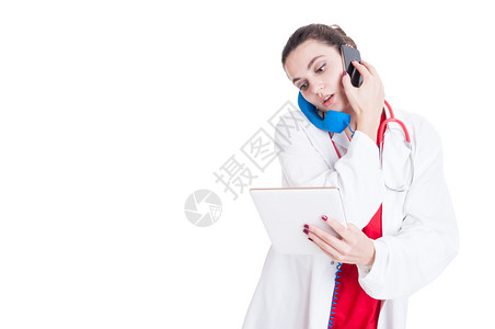 忙碌的女医护人员在收听器和智能手机上交谈图片