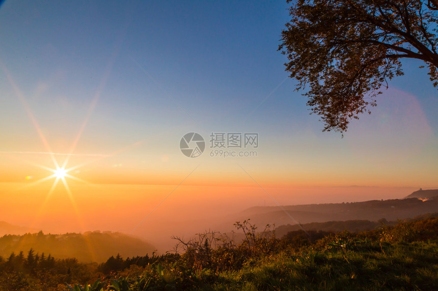 太阳在里雅斯特市下山而图片