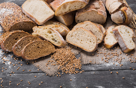 大量的切片面包背景面包店和杂货店的概念新鲜健康的全麦切片各种黑麦和白面包背景图片