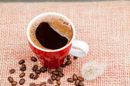 红咖啡咖啡豆和深色背景图片
