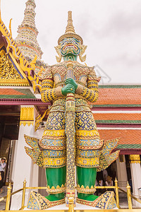 泰国曼谷翡翠佛寺的巨型雕像图片
