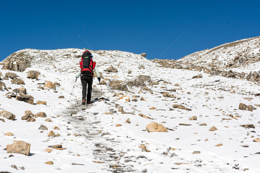 女在雪地的山景中旅行安娜普尔纳电路通图片