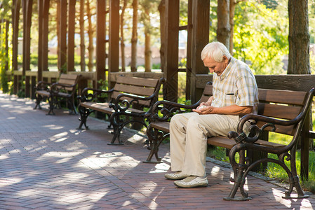 有药瓶的老人公园长椅上的老人我需要一些药丸止痛图片