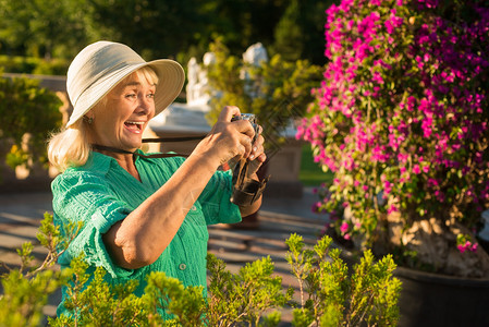 戴帽子的女士在笑图片