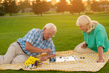 高龄夫妇在打棋图片