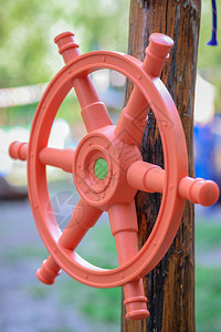 红塑料儿童在游乐场上用木制螺旋车图片
