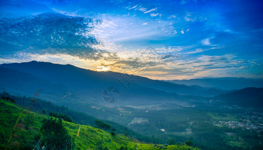 太阳升起开始闪耀在山谷上一个山图片