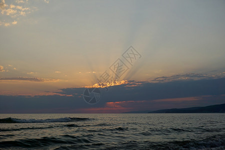 在黑海和上方的橙色天空美丽明亮的日落风景阳光灿烂的反射以平静背景图片