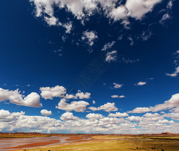 玻利维亚的风景高原沙漠和绿色景观沙子和水天空和大地南美图片