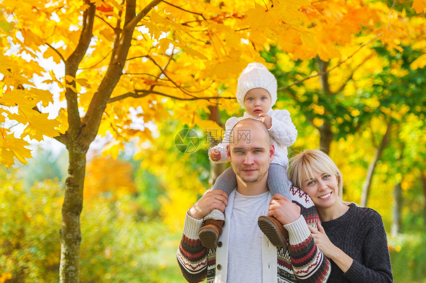 秋天公园的家庭肖像在图片