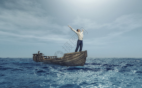 人手举起在海上乘船升天这图片