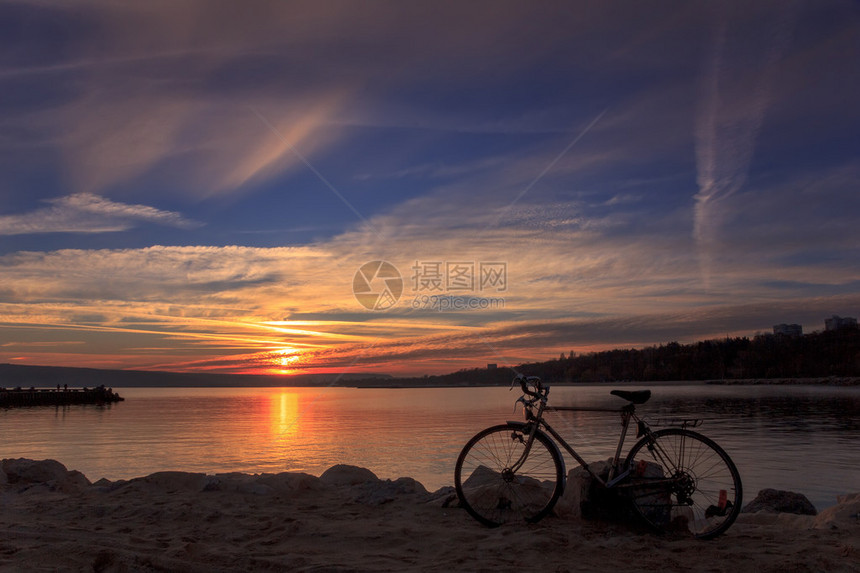 骑自行车在海岸拍日落的照片图片