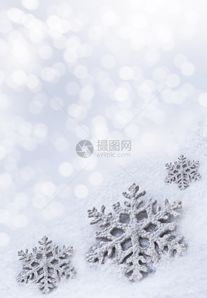 雪背景上的玻璃玩具雪花新年贺卡图片