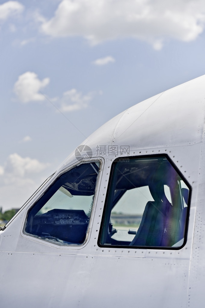 从飞机外面看到驾驶舱驾驶员驾图片