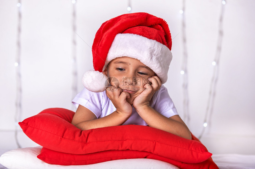 一个小孩打扮成圣诞老人为圣诞节图片