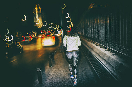 晚上在城里练习跑步的女人图片