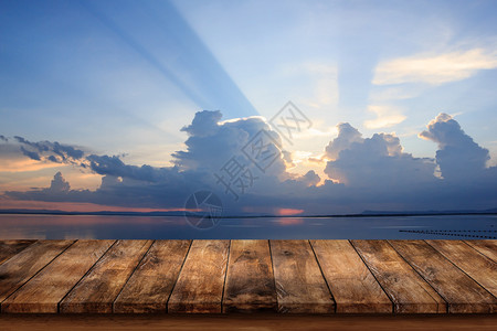 美丽的日落木桌和大海背景上的云彩图片