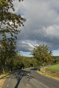 夏季末Oelsen村附近的公路配图片