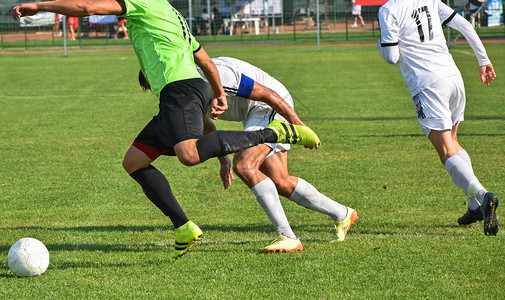 足球运动员在比赛中行动图片