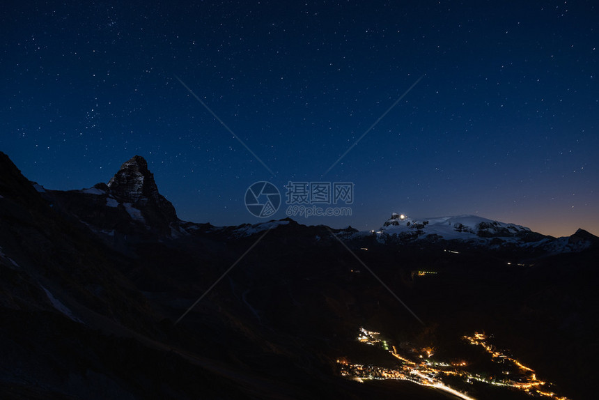 BreuilCervinia村的鸟瞰图在夜间发光图片