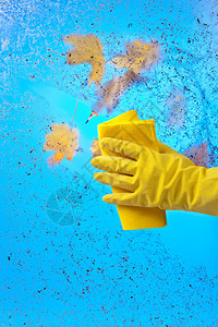 蓝色天空背景的黄色橡胶手套清图片