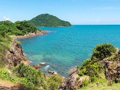 美丽的海景和蓝色天空上的山峰泰图片