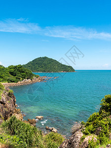 美丽的海景和蓝色天空上的山峰泰图片