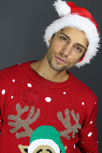 穿着圣诞礼帽和毛衣的帅哥背景图片