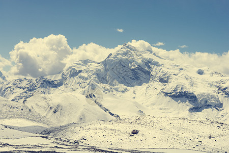 山上满是雪景尼泊尔索隆拉路经图片