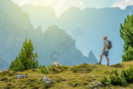 高级黑手党与背包和风景山Vista意图片