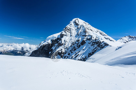 对阿尔卑斯山高的著名的山峰静法图片