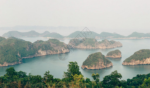 北越HaLongBay风景美的全景图片