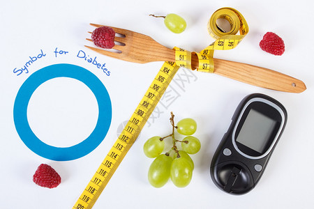 甘糖表和蓝环纸新鲜水果及胶带量度瘦化概念和世界糖尿图片
