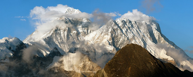 从尼泊尔昆布谷萨加玛塔公园的GokyoRi珠穆朗玛峰地区图片