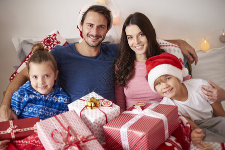 幸福的家庭在家过圣诞节图片