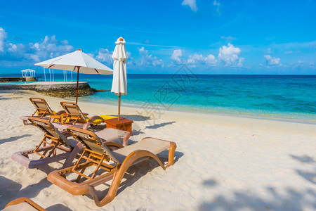 空转马尔代夫岛带白沙滩和海的带有背景