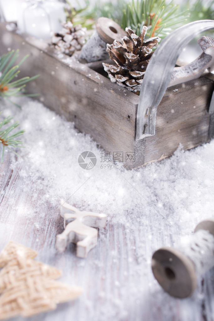 圣诞作文与木盒与松果礼物和雪地上的装饰带有复制空图片