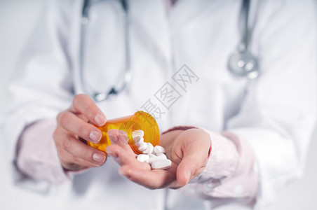 药丸药片从医生手中的图片