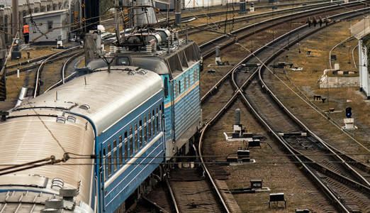 旧火车正在乌克兰旧铁路上行驶图片