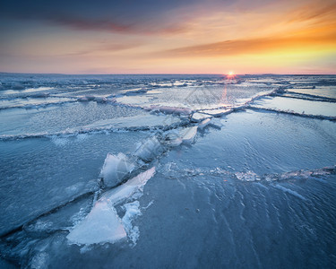 冬季日落时的海景冬季美丽的自然景观图片