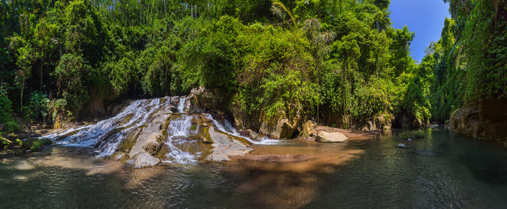 印度尼西亚巴厘岛的RangReng瀑布旅图片