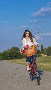 夏日骑自行车的背景图片